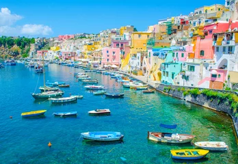  Het italiaanse eiland procida is beroemd om zijn kleurrijke jachthaven, kleine smalle straatjes en vele stranden die elk jaar massa& 39 s toeristen uit Napels - napoli trekken. © dudlajzov