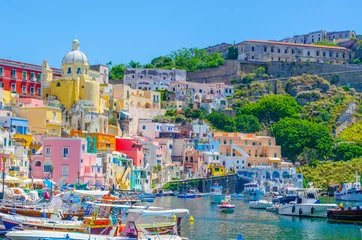 Türaufkleber Die italienische Insel Procida ist berühmt für ihren farbenfrohen Yachthafen, die kleinen Gassen und die vielen Strände, die zusammen jedes Jahr viele Touristen aus Neapel - Neapel - anziehen. © dudlajzov