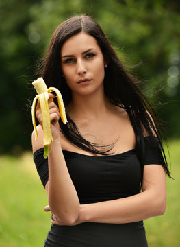 femme mangeant banane