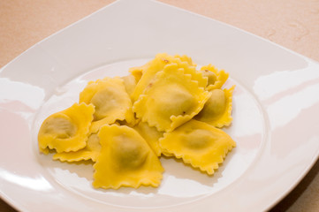 Ravioli al brasato nel piatto