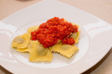 Ravioli al brasato con sugo di pomodoro fresco