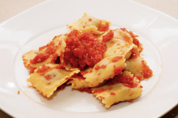 Pasta, ravioli al brasato con sugo di pomodoro fresco
