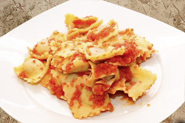 Pasta, ravioli al brasato con sugo di pomodoro fresco