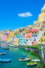 Fototapeten Die italienische Insel Procida ist berühmt für ihren farbenfrohen Yachthafen, die kleinen Gassen und die vielen Strände, die zusammen jedes Jahr viele Touristen aus Neapel - Neapel - anziehen. © dudlajzov