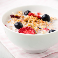 Müsli mit frischen Beeren
