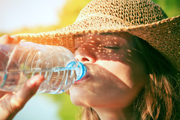 Woman drinking water in summer sunlight - 89324860