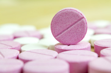 Obraz na płótnie Canvas group of pink drugs closed up, macro