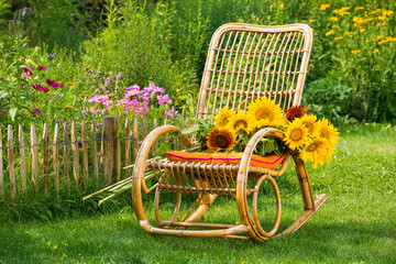 Schaukelstuhl mit Sonnenblumen