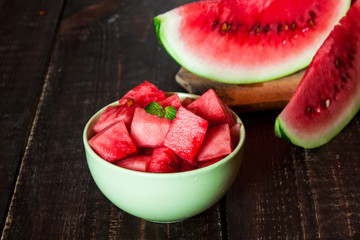 свежий арбуз на деревянном столе