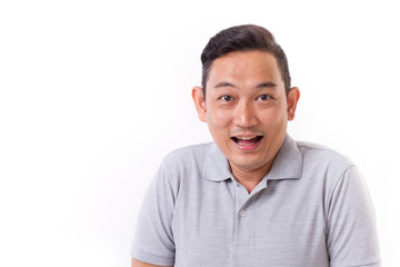 Fototapeta premium portret szczęśliwego, zadowolonego azjatyckiego mężczyzny