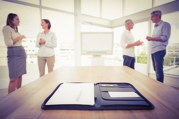 Obraz premium Planner in front of talking business people