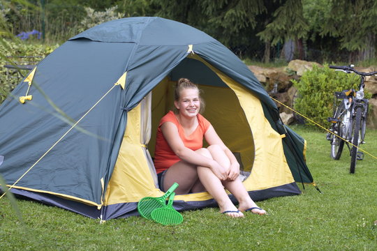 Weiblicher Teenager beim camping