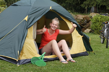 Weiblicher Teenager beim Camping