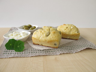 Minibrote mit Oliven und Feta Käse