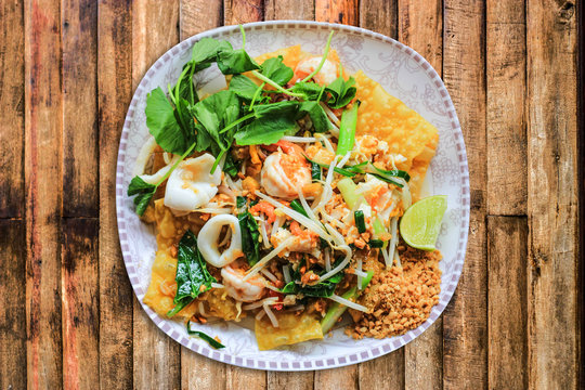 seafood padthai with crispee rotee