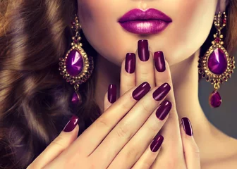 Foto op Aluminium Luxe mode-stijl, manicure nagel, cosmetica en make-up. Sieraden, grote paarse oorbellen © edwardderule