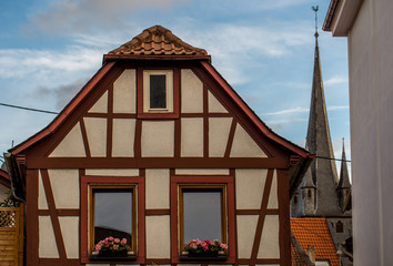 Altes Fachwerkhaus vor der Kirche St. Nikolaus in Bad Kreuznach