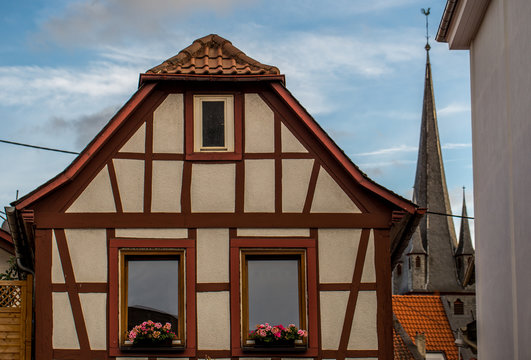 Altes Fachwerkhaus vor der Kirche St. Nikolaus in Bad Kreuznach