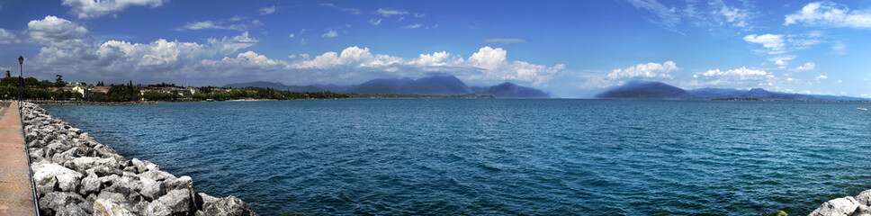 Lago di Garda. veduta dal pontile portuale.