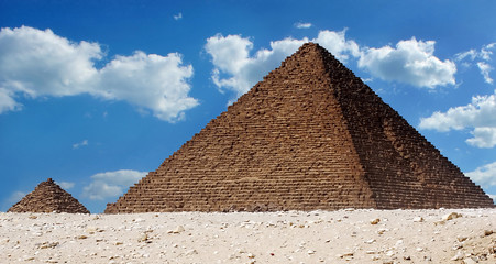 Fototapeta na wymiar The Pyramid of Menkaure and Queen Pyramid
