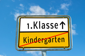Obraz premium Ortsschild 1. Klasse/Kindergarten