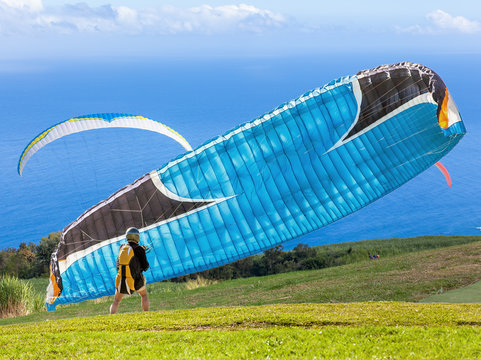 voiles de parapentes aux Colima&ccedil;ons, &icirc;le de la R&eacute;union