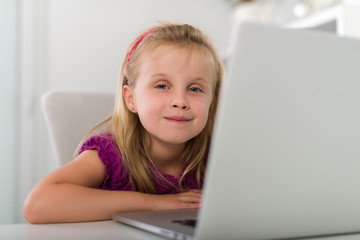 Kleines Mädchen am Computer
