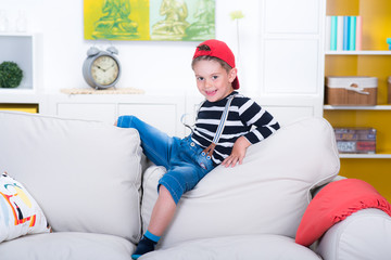 Obraz premium junge sitzt lässig auf dem sofa