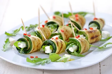  Gebakken courgetterolletjes met feta en rucola, geserveerd met olijfolie en paprika © kab-vision