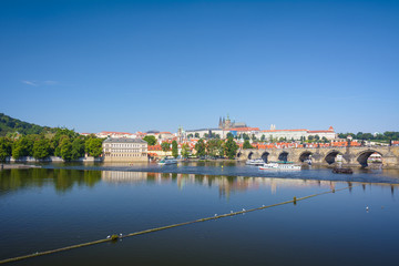 Fototapeta na wymiar Karlsbrücke und Prager Burg