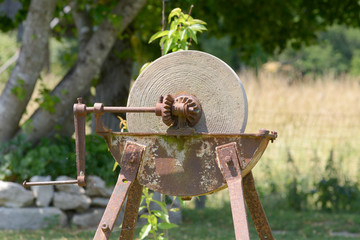 Circular sharpening stone with handle