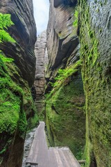 Obraz premium Teplice n/ Metuji w Czechach - Park Narodowy Skały Adrszpasko-Cieplickie w czeskiej częsci Gór Stołowych przy granicy z polską - formacje skalne na szlaku zwiedzania