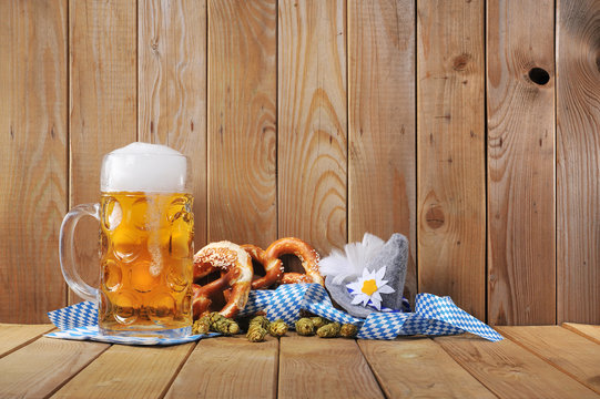 Bayerische Laugenbrezen mit Bier