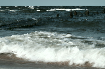 Wellen und Buhnen der Ostsee auf der Insel Usedom