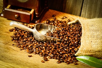 Nostalgisch - Kaffemühle und umgefallener Sack mit Kaffebohnen
