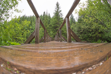 Holzbrücke im Gebirge