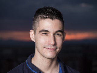 Fototapeta premium hombre joven sonriendo