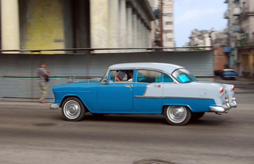 Fototapeta na wymiar Classic American cars in use on the streets of Havana, Cuba