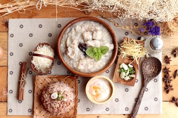 Brown rice porridge put pork and brown rice with soft-boiled egg - obrazy, fototapety, plakaty