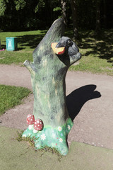 Ворона с сыром. Скульптура в парке 