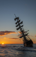 Hermoso amanecer junto a un velero bergantín de época © Antonio ciero