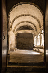 Steinbögen und Gänge in altem, verlassenen Kloster