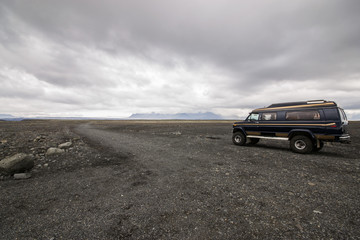 Obraz na płótnie Canvas Automobile su uno sterrato in Islanda 