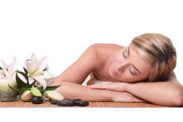 Obraz na płótnie Canvas young woman relaxing in spa salon