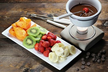 Schokoladenfondue mit Banane, Erdbeeren, Kiwi und Aprikosen