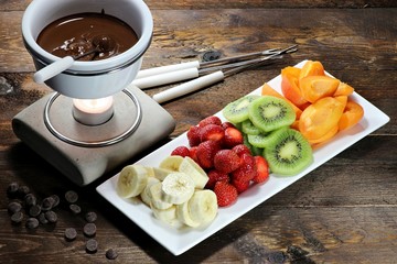 Schokoladenfondue mit Banane, Erdbeeren, Kiwi und Aprikosen