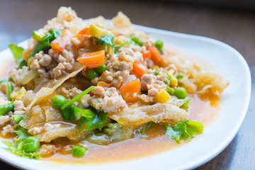 Fried noodle in minced pork