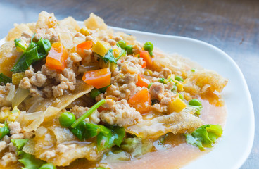 Fried noodle in minced pork
