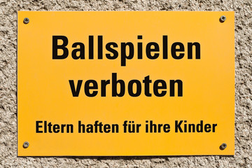 Schild - Ballspielen verboten - Eltern haften für ihre Kinder