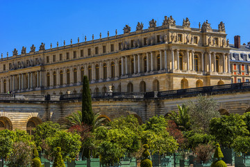 Fototapeta na wymiar Beautiful Gardens of famous Versailles palace. Paris, France.